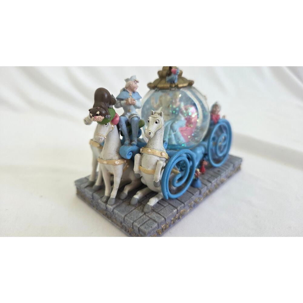 Vtg 2001 Walt Disney Snowglobe, Cinderella & Prince on horse drawn Carriage. - Picture 2 of 8